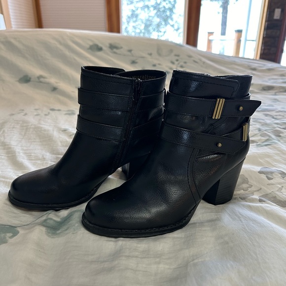 Naturalizer black ankle booties. Size 7.5. - Picture 2 of 5